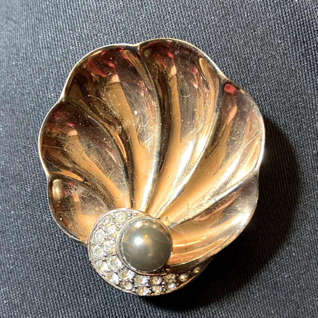 Boucher Sterling Goldtone Shell Pearl/ Rhinestones Fur Clip, 1947